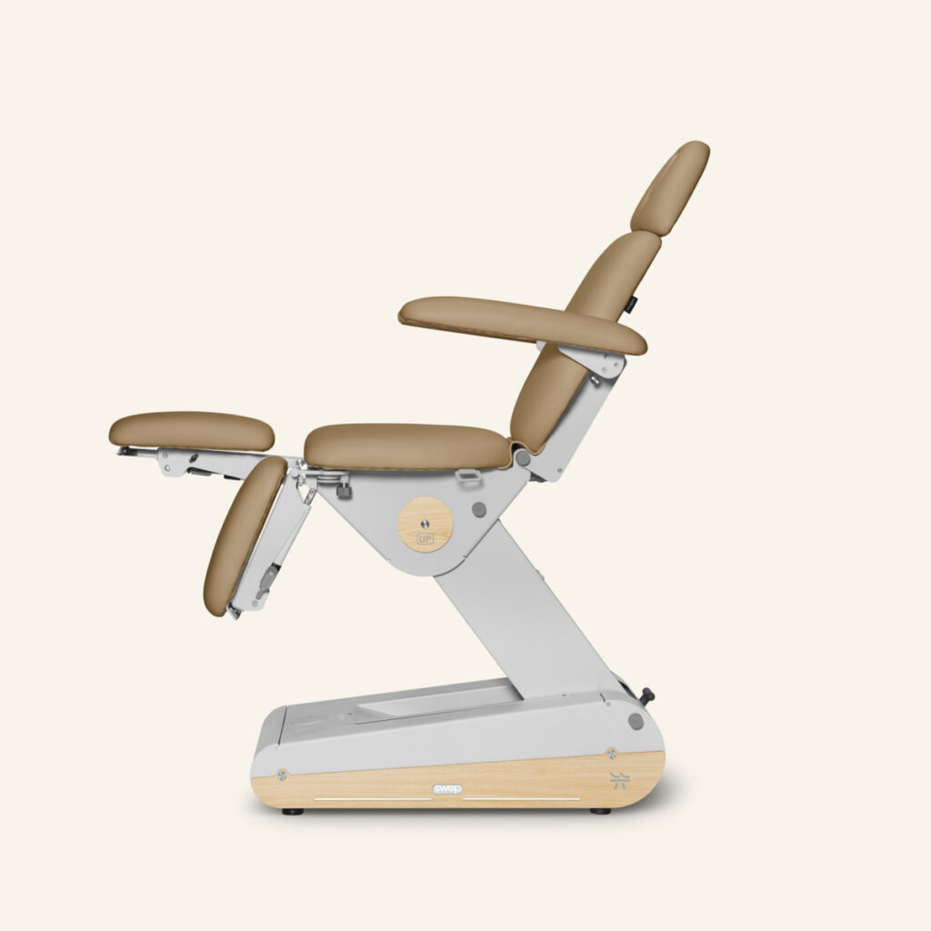 Moderne behandelstoel met verstelbare functies.