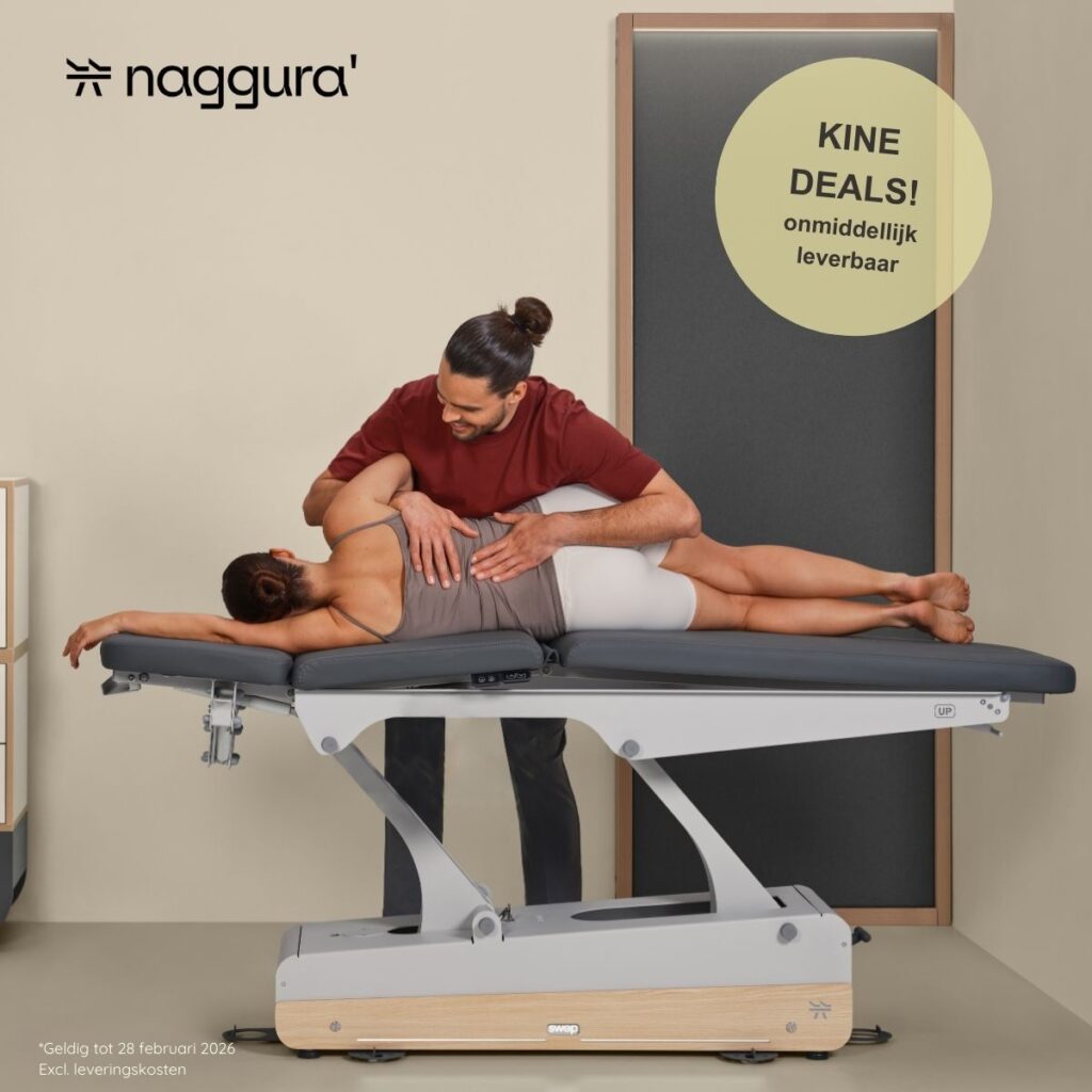 Fysiotherapeut behandelt cliente op behandeltafel.