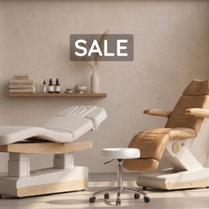 Wellnessbehandelruimte met SALE-bord, behandelbank en stoel