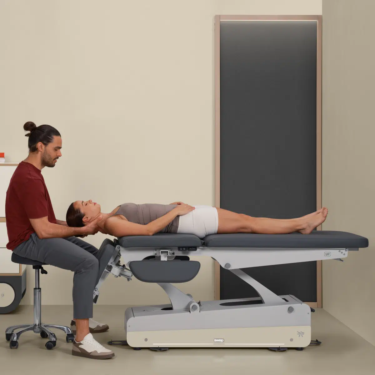 behandeltafel,behandelbank,Naggura,massagebank,kine bank,behandeltafel elektrisch,behandeltafel fysiotherapie