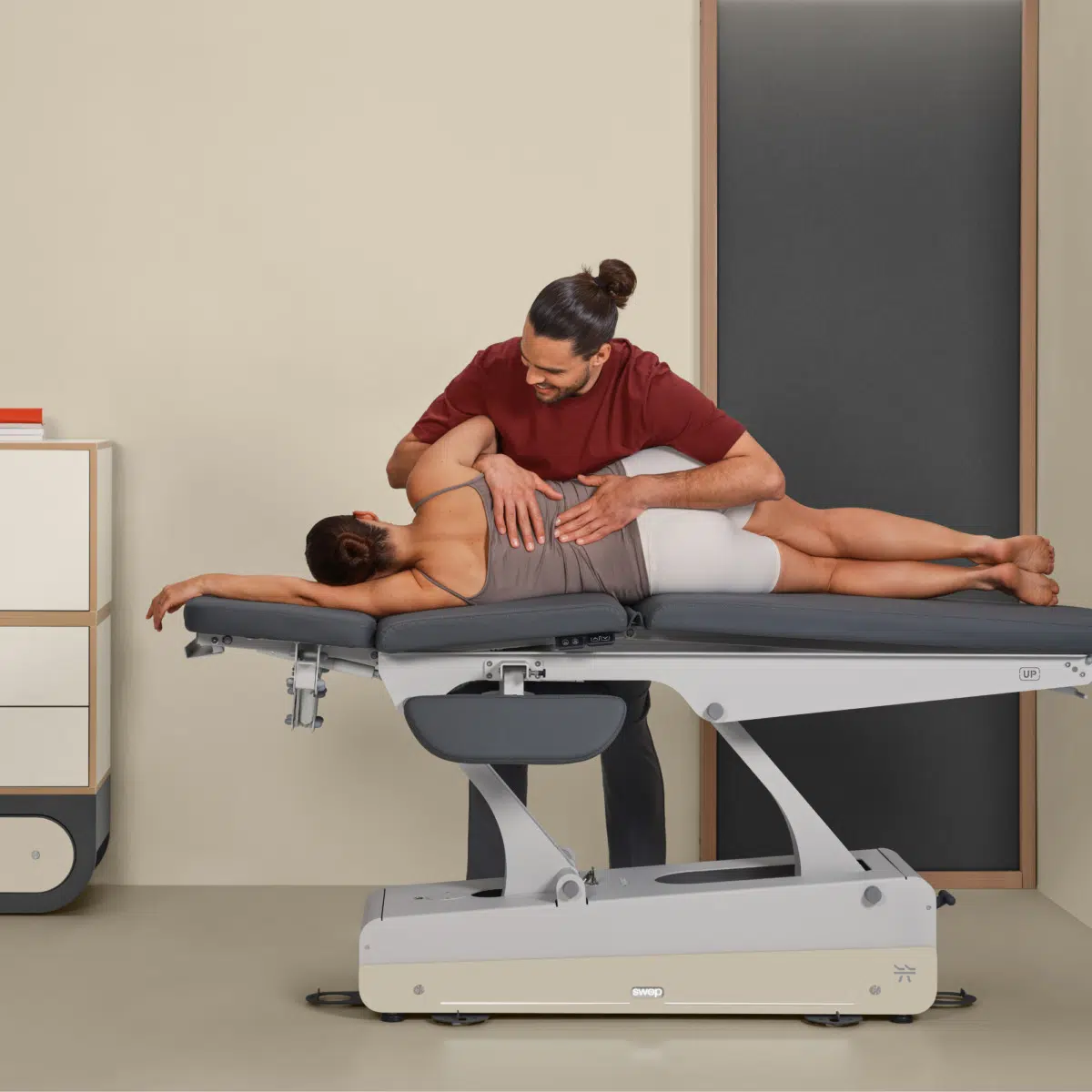 behandeltafel,behandelbank,Naggura,massagebank,kine bank,behandeltafel elektrisch,behandeltafel fysiotherapie