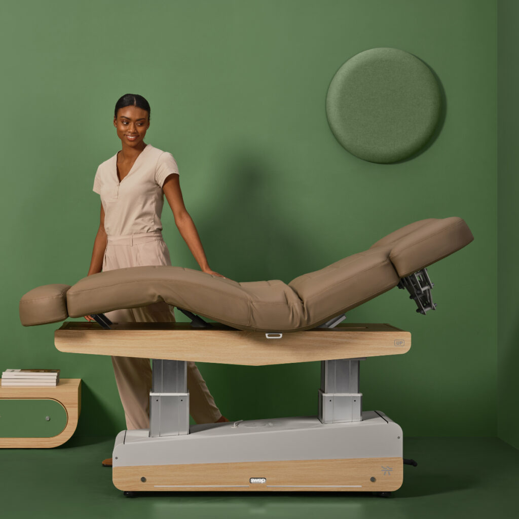 Vrouw aan een verstelbare massage tafel.