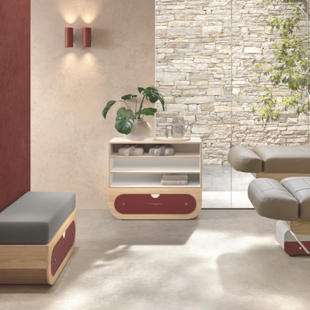 Moderne behandelruimte met plant en meubels.