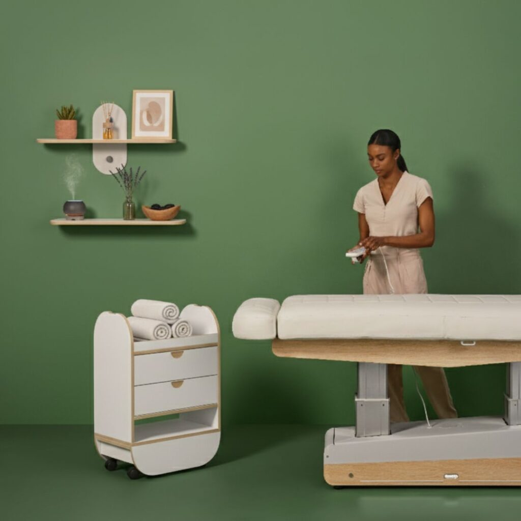 Vrouw in een wellnessruimte met massagetafel.