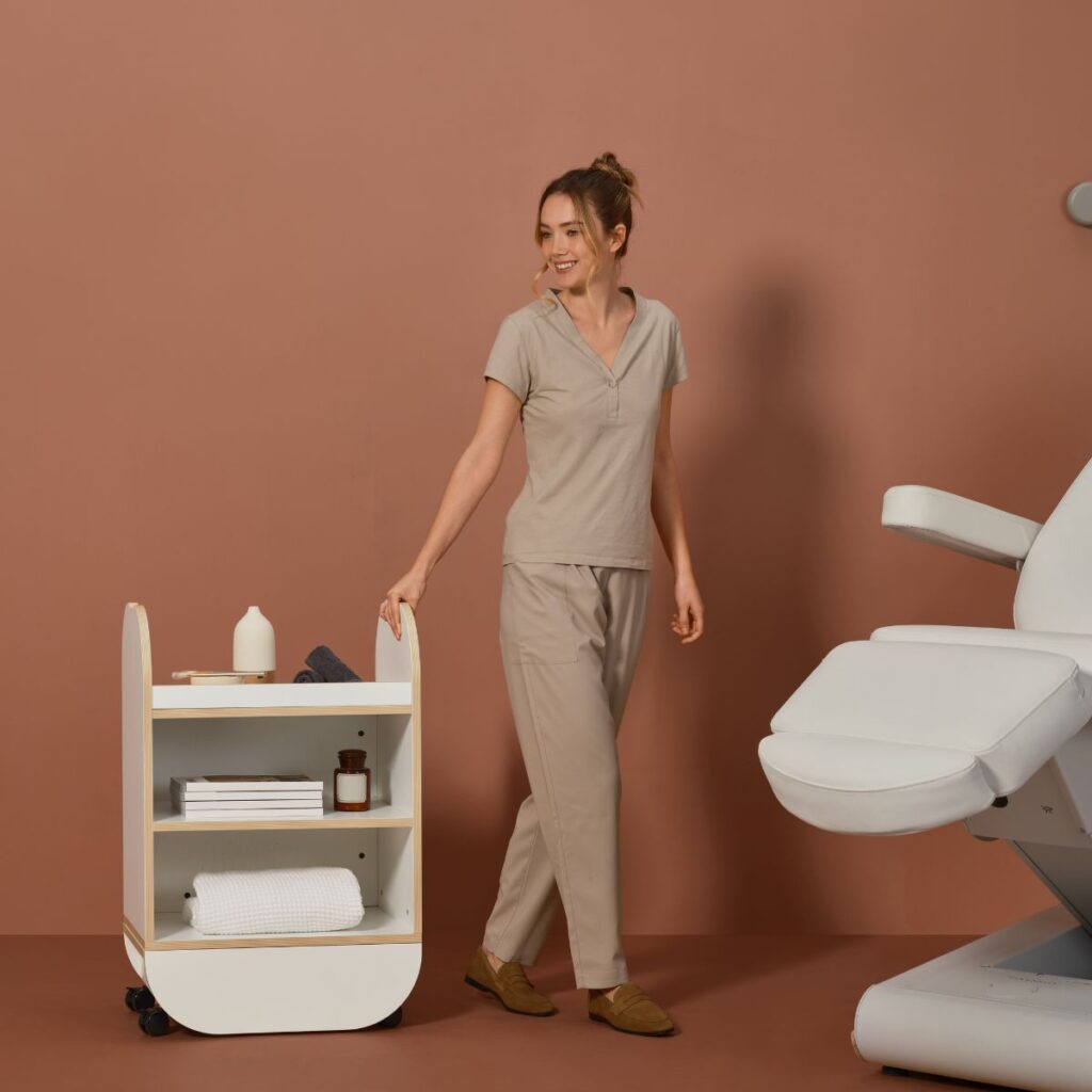 Naggura Rooms rolwagen voor in de behandelruimte.