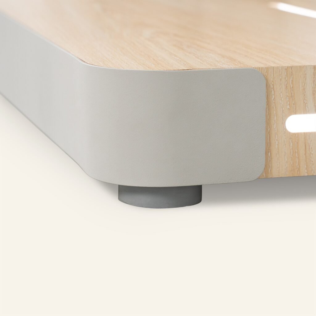Détail d’un coin de meuble en bois avec finition arrondie