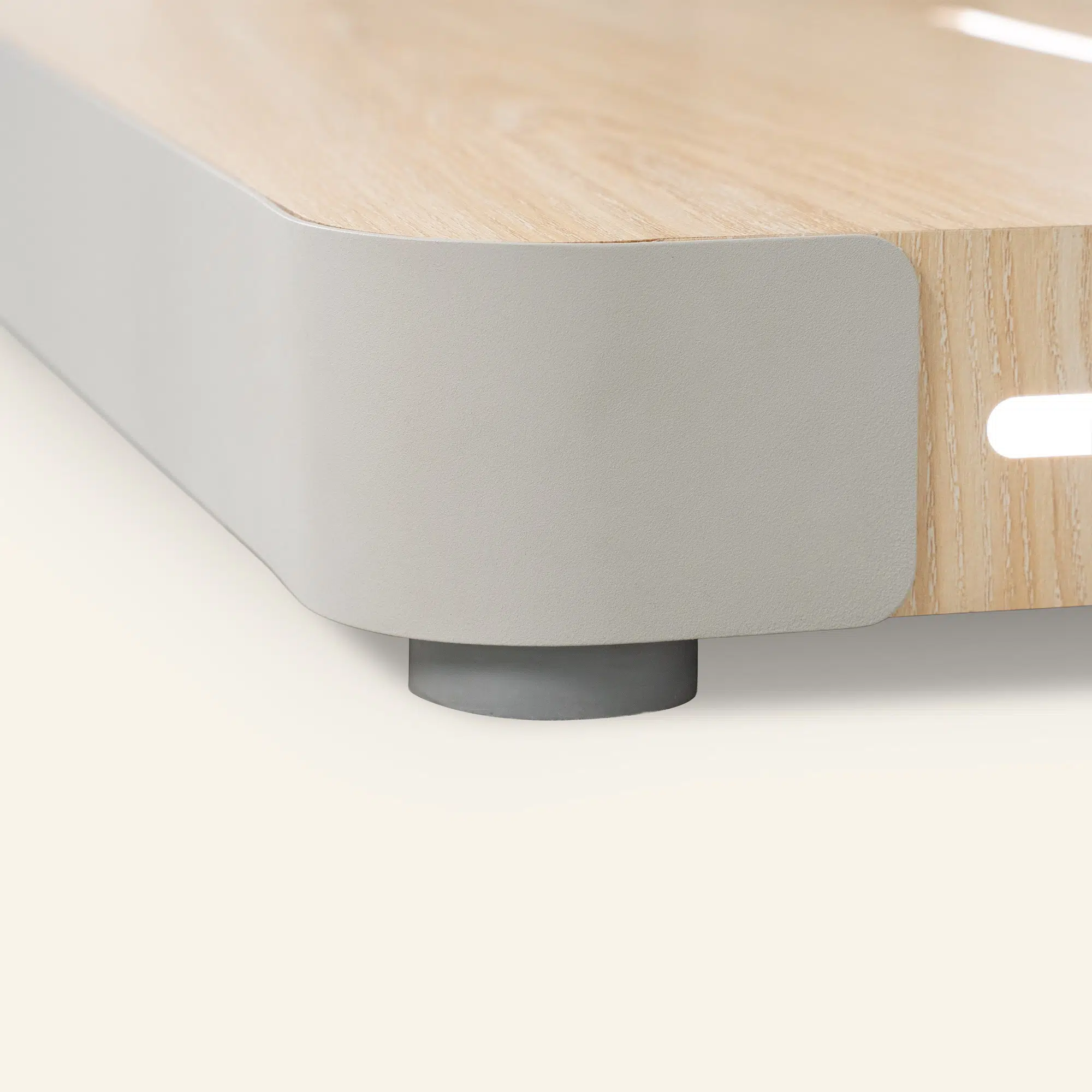 Detail van houten meubelhoek met ronde afwerking
