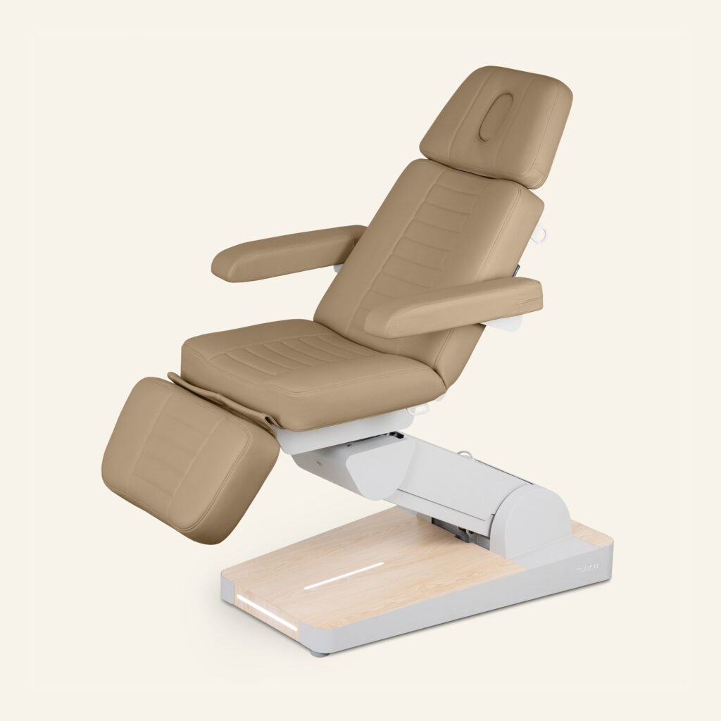 Fauteuil de soin beige réglable avec accoudoirs et repose-jambes