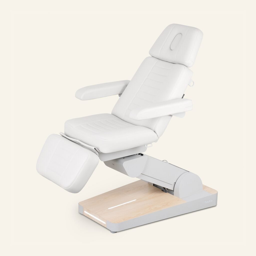 Fauteuil de soin blanc réglable avec accoudoirs et repose-pieds