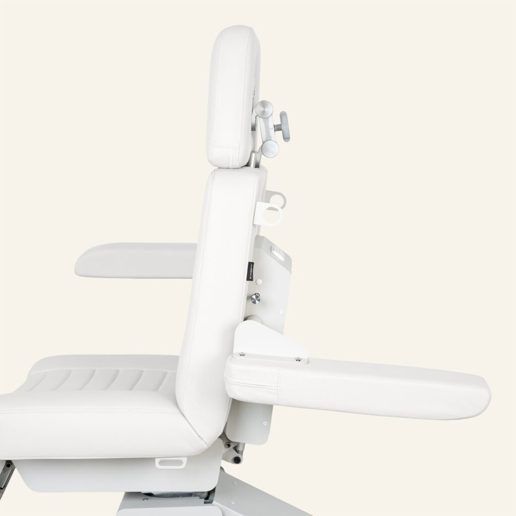 Fauteuil de soin réglable blanc avec appui-tête et accoudoirs