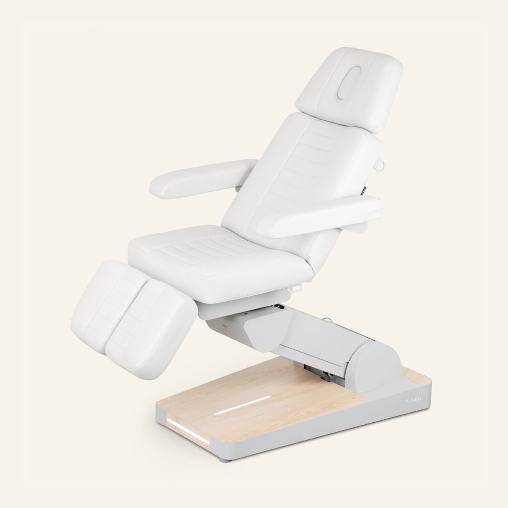 Fauteuil de soin réglable blanc avec accoudoirs et repose-jambes