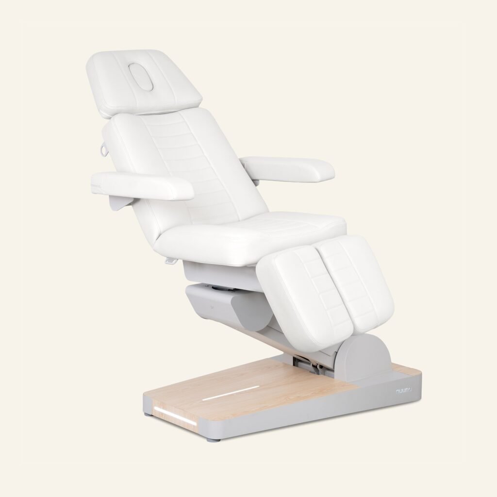 Fauteuil de soin réglable blanc avec repose-jambes
