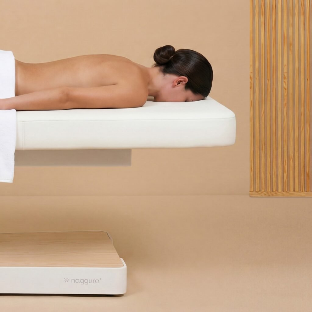 Femme sur une table de massage dans un environnement de spa paisible