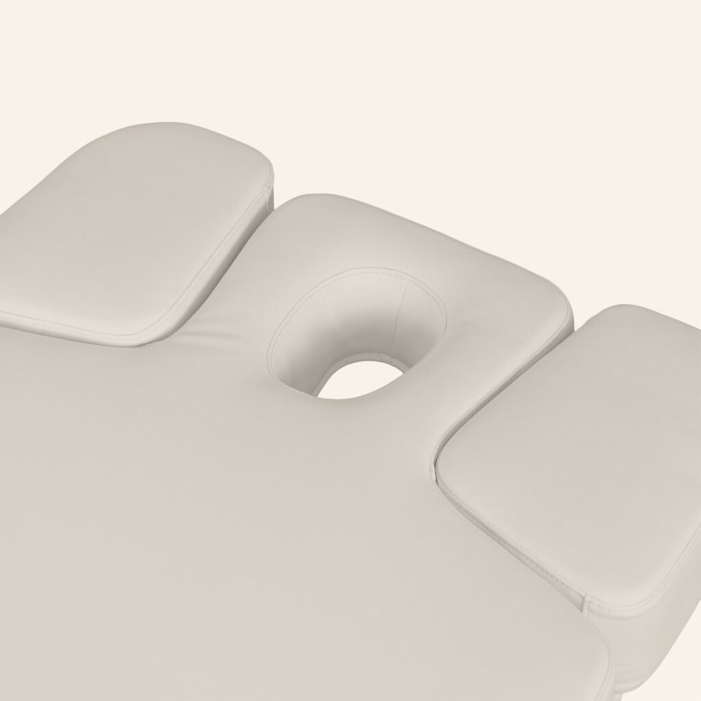 Table de massage beige avec cavité faciale