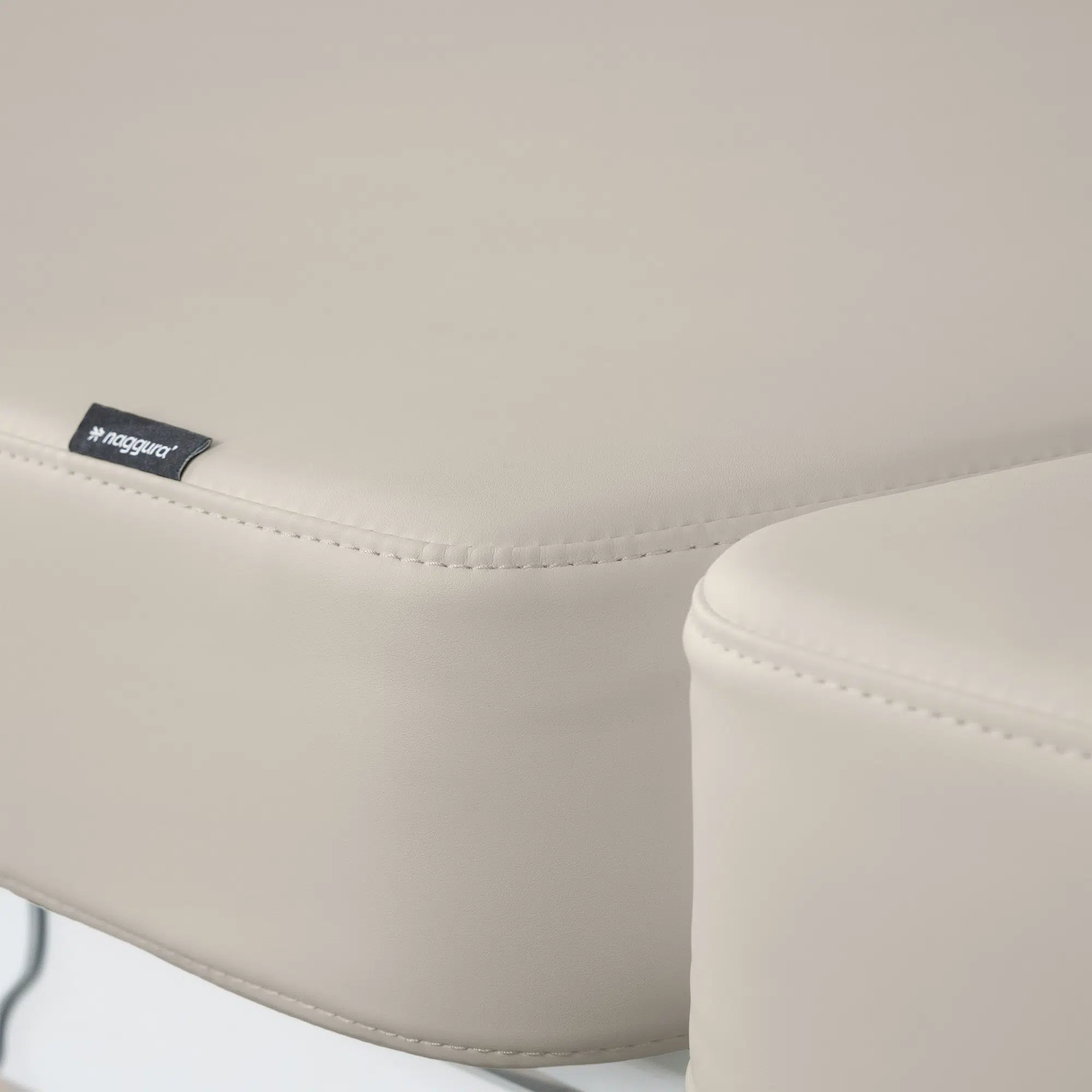 Close-up van beige leren stoel met stiksel