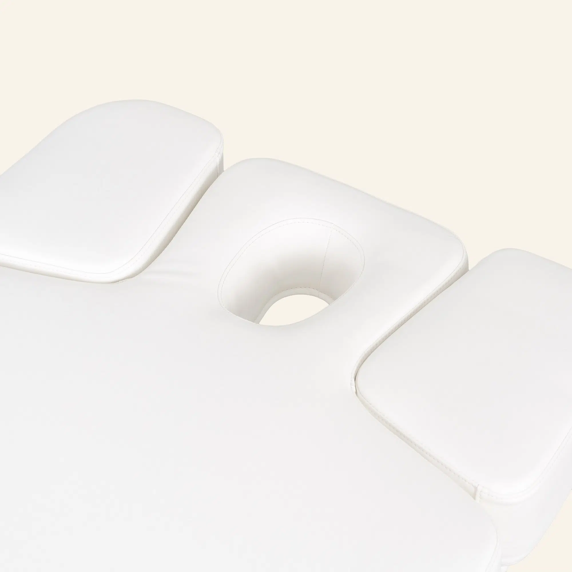 Witte massagetafel met gezichtsuitsparing