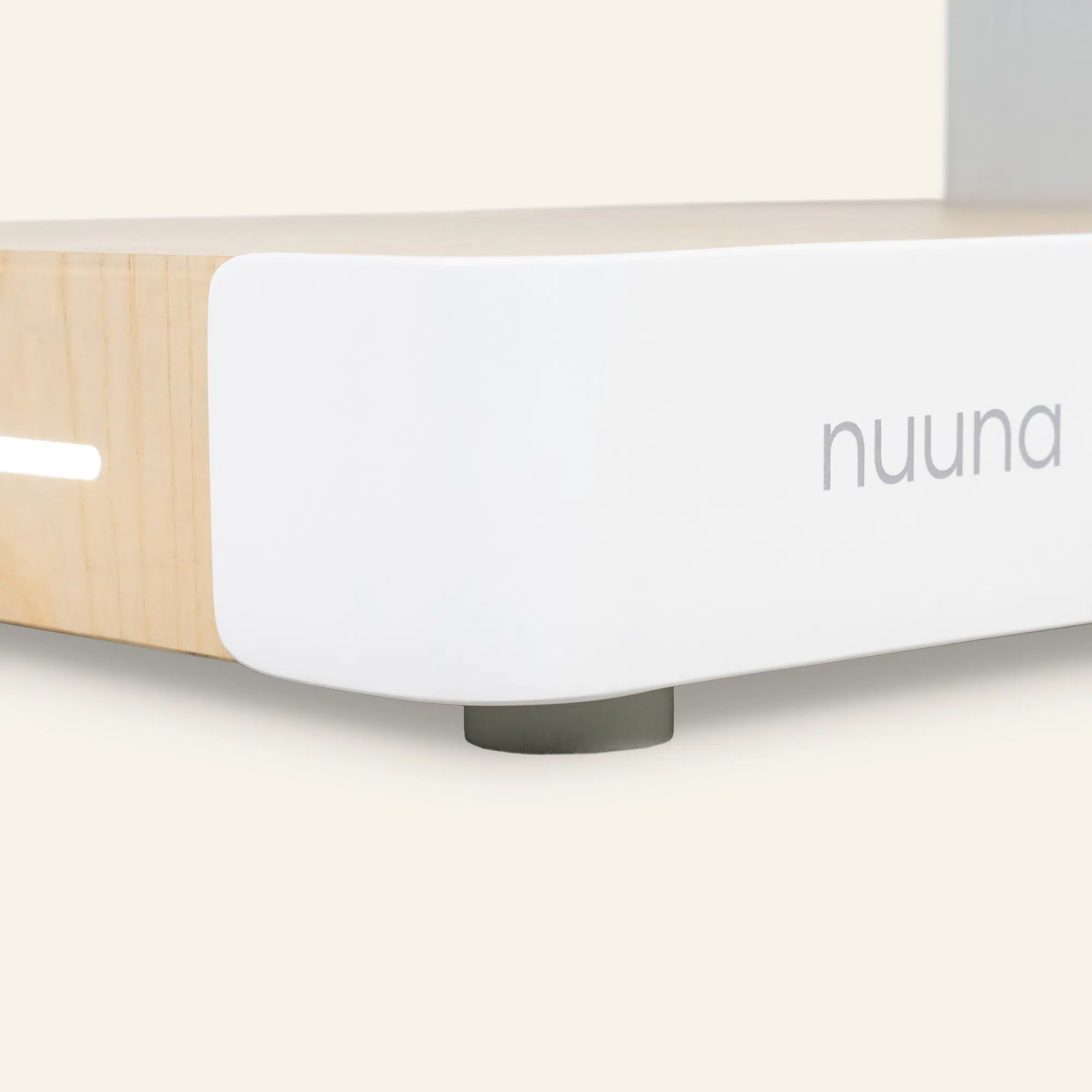 Minimalistisch houten apparaat met witte voorkant