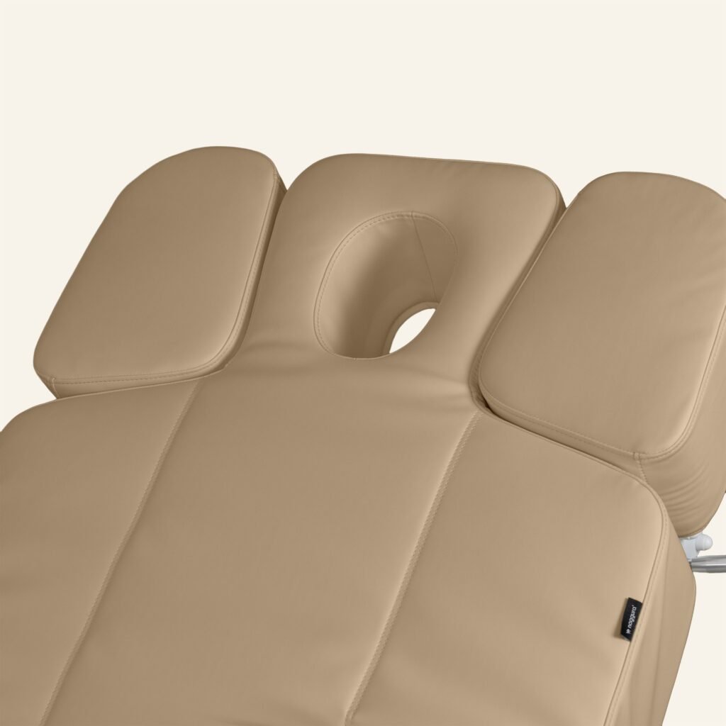 Table de massage beige avec cavité faciale