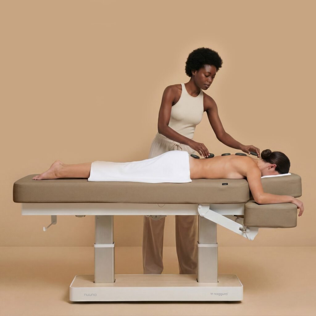 Massage aux pierres chaudes sur le dos dans un espace bien-être